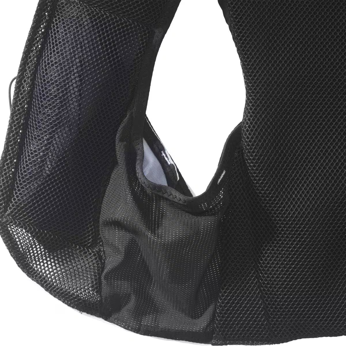 Hydratatievest Salomon ADV Skin 5 wit zwart, detail van de voorvakken