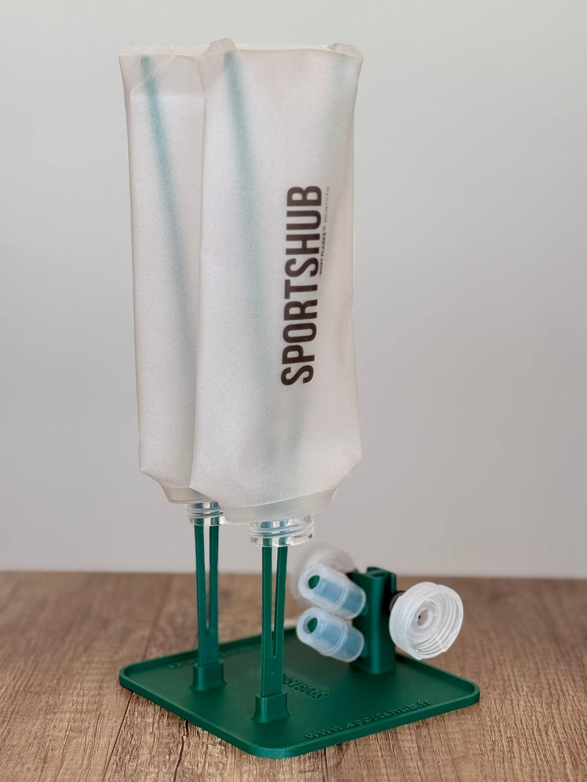 Droogstandaard SportsHub groen bosque, met soft flasks die te drogen hangen