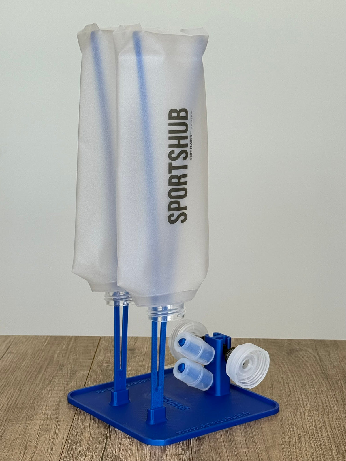 Droogstandaard SportsHub blauw, met soft flasks die te drogen hangen