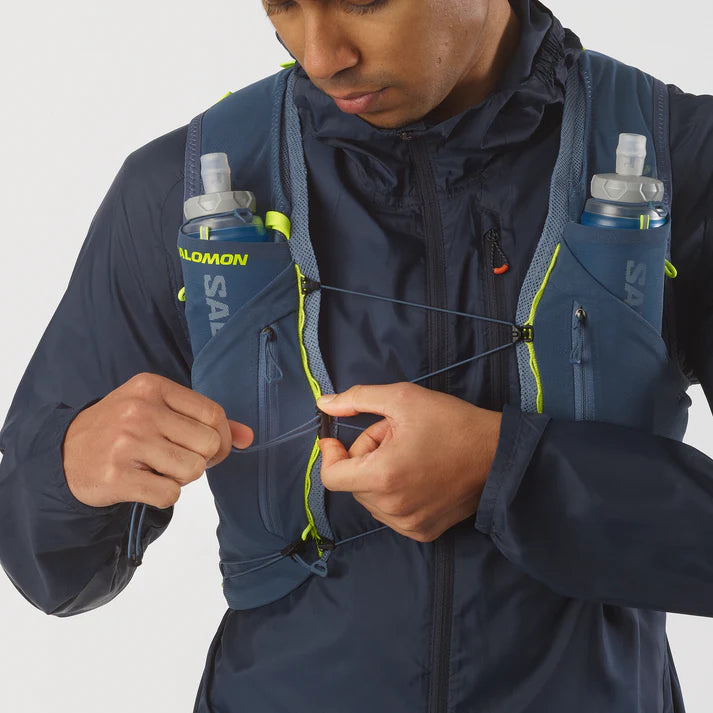 Hydratatievest Salomon ADV Skin 12 steenblauw, detail van de voorvakken