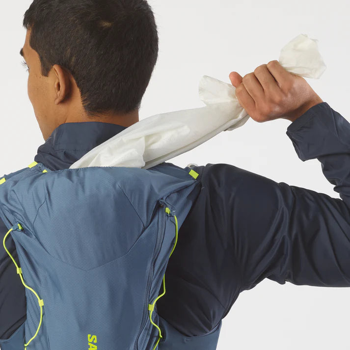 Hydratatievest Salomon ADV Skin 12 steenblauw, detail van de bevestigingsbanden
