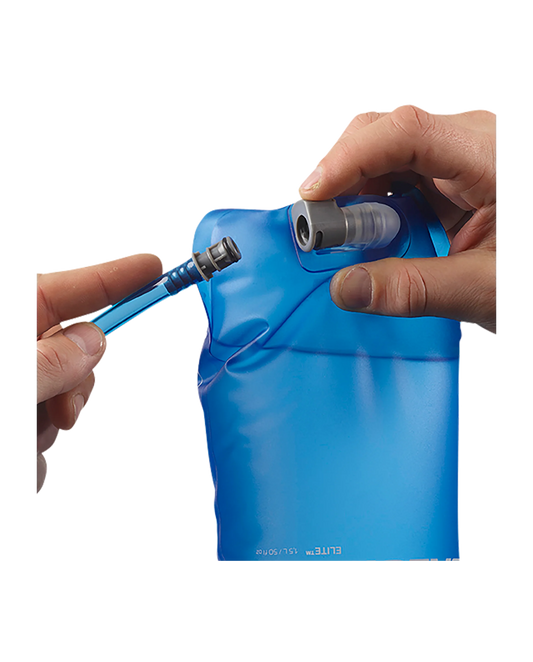 Hydratatiereservoir Salomon Soft Reservoir 1,5 L, detail van de slang en de aansluiting