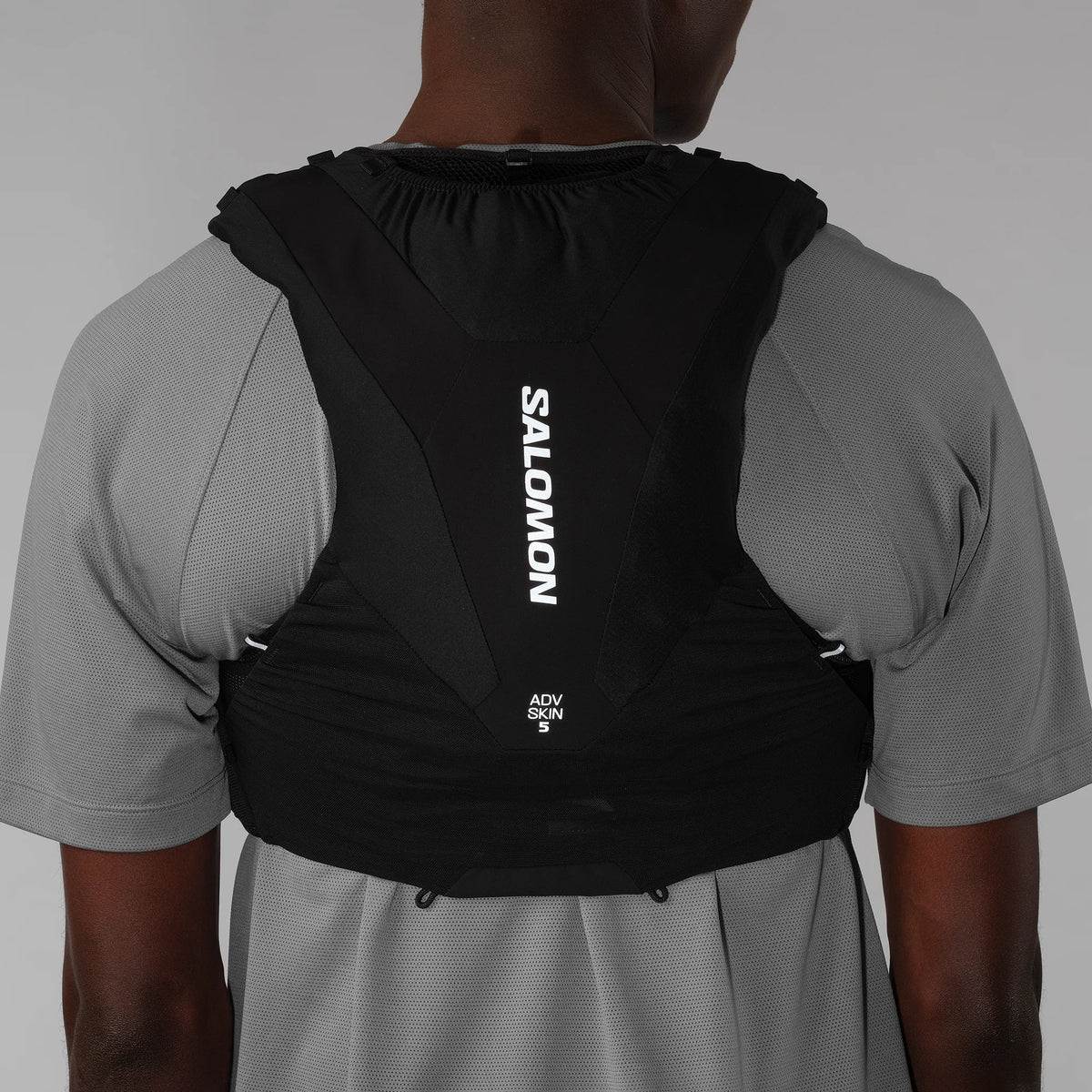 Hydratatievest Salomon ADV Skin 5 zwart, detail van de bevestigingsbanden