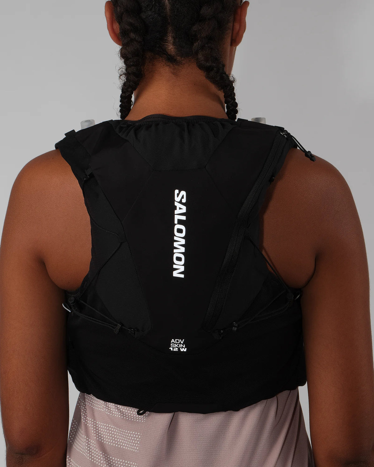 Hydratatievest Salomon ADV Skin 12 Women zwart, detail van het achterpaneel en de damespasvorm