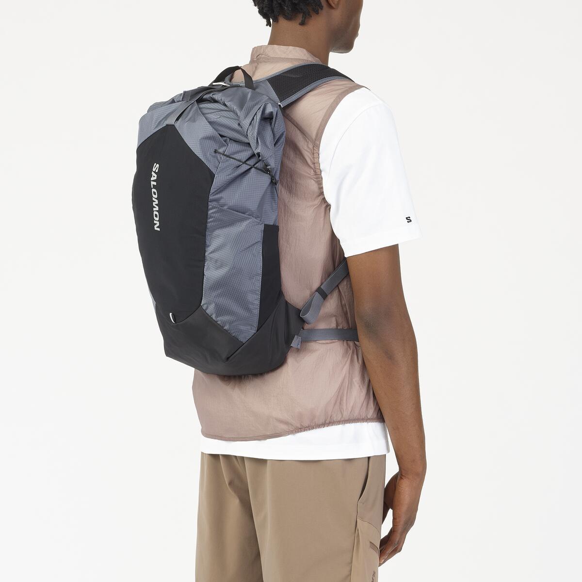 Detail van de Salomon ACS Daypack 20 Grijs zwart
