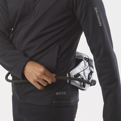 Trailrunningriem Salomon Cross Season Waist Race Flag wit en zwart, gedragen om de taille van een hardloper