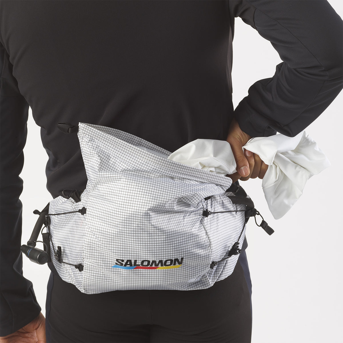 Trailrunningriem Salomon Cross Season Waist Race Flag wit en zwart, detail van de verstelling
