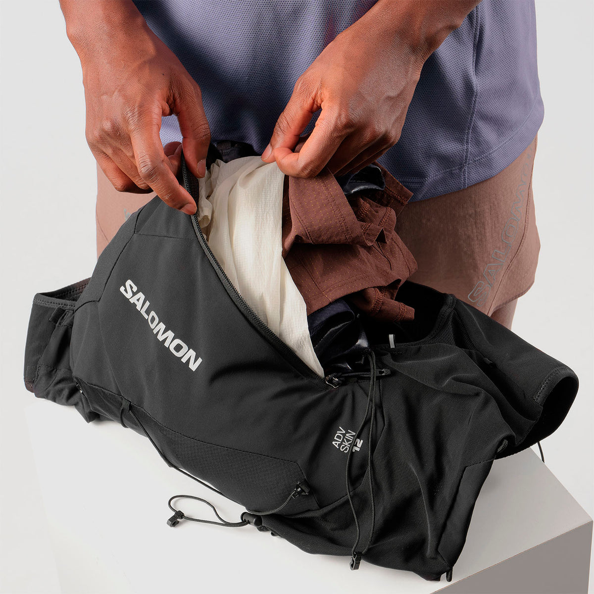 Hydratatievest Salomon ADV Skin 12 zwart, detail van de voorvakken