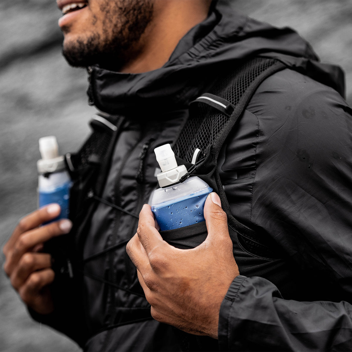 Hydratatievest Salomon Active Skin 8 zwart, detail van het achtervak