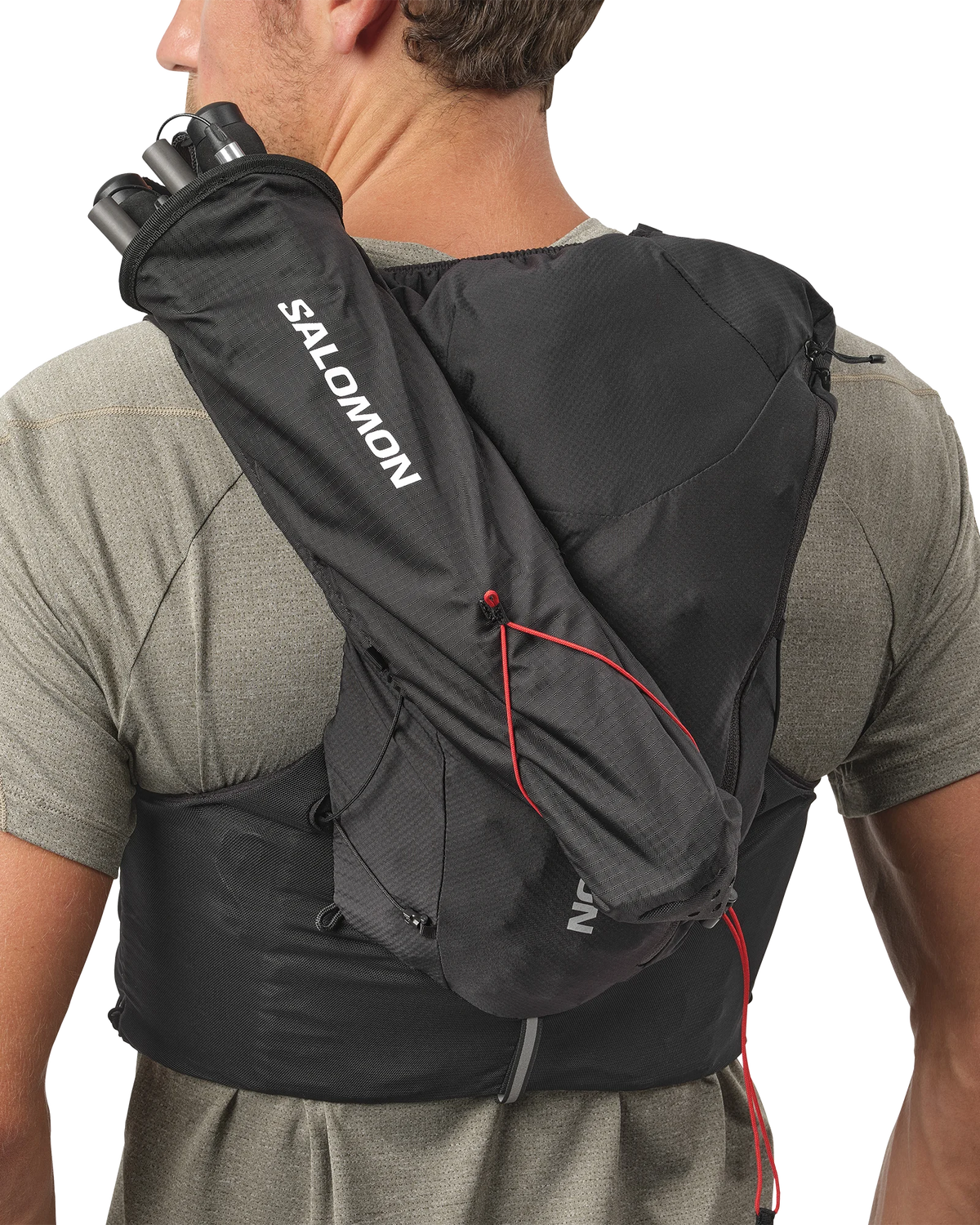 Zwarte Salomon Custom Quiver L39283200 bevestigd aan een trailvest