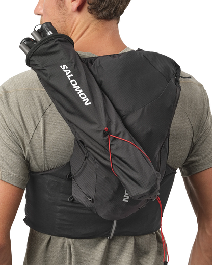 Zwarte Salomon Custom Quiver L39283200 bevestigd aan een trailvest