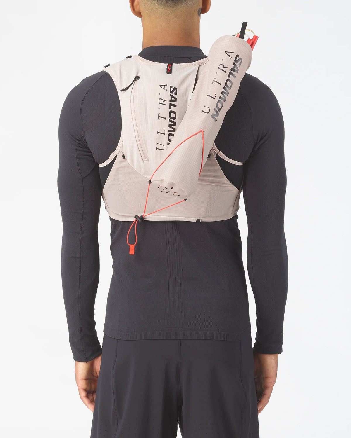 Salomon Custom Quiver Ultra Beige bevestigd aan een hydratatievest