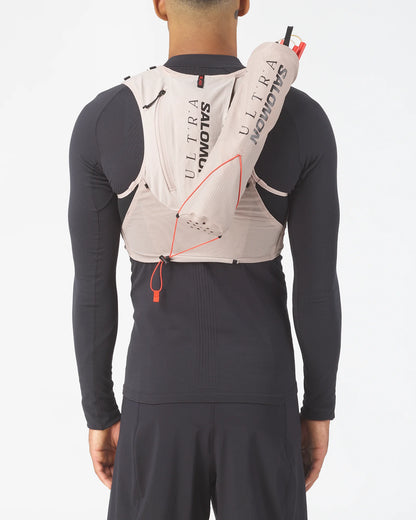 Salomon Custom Quiver Ultra Beige bevestigd aan een hydratatievest